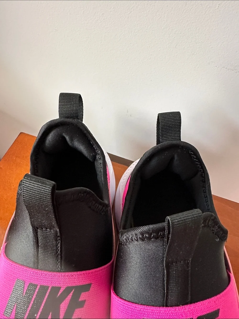 NWOT Nike Kids Black & Hot Pink Slip-On Sneaker 6.5 Y